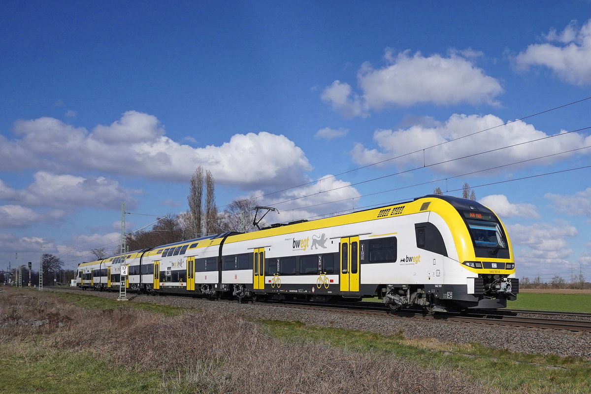 DB-Regio-Baden-Württemberg unterwegs im Rheinland auf der linken Rheinstrecke.
DB-1462_501+1462_001(Desiro-HC Siemens2019) mit Anzeige 'BVB 1909' fährt von Krefeld nach Süden.

2021-03-05 Schwadorf-Weiherhofstr 