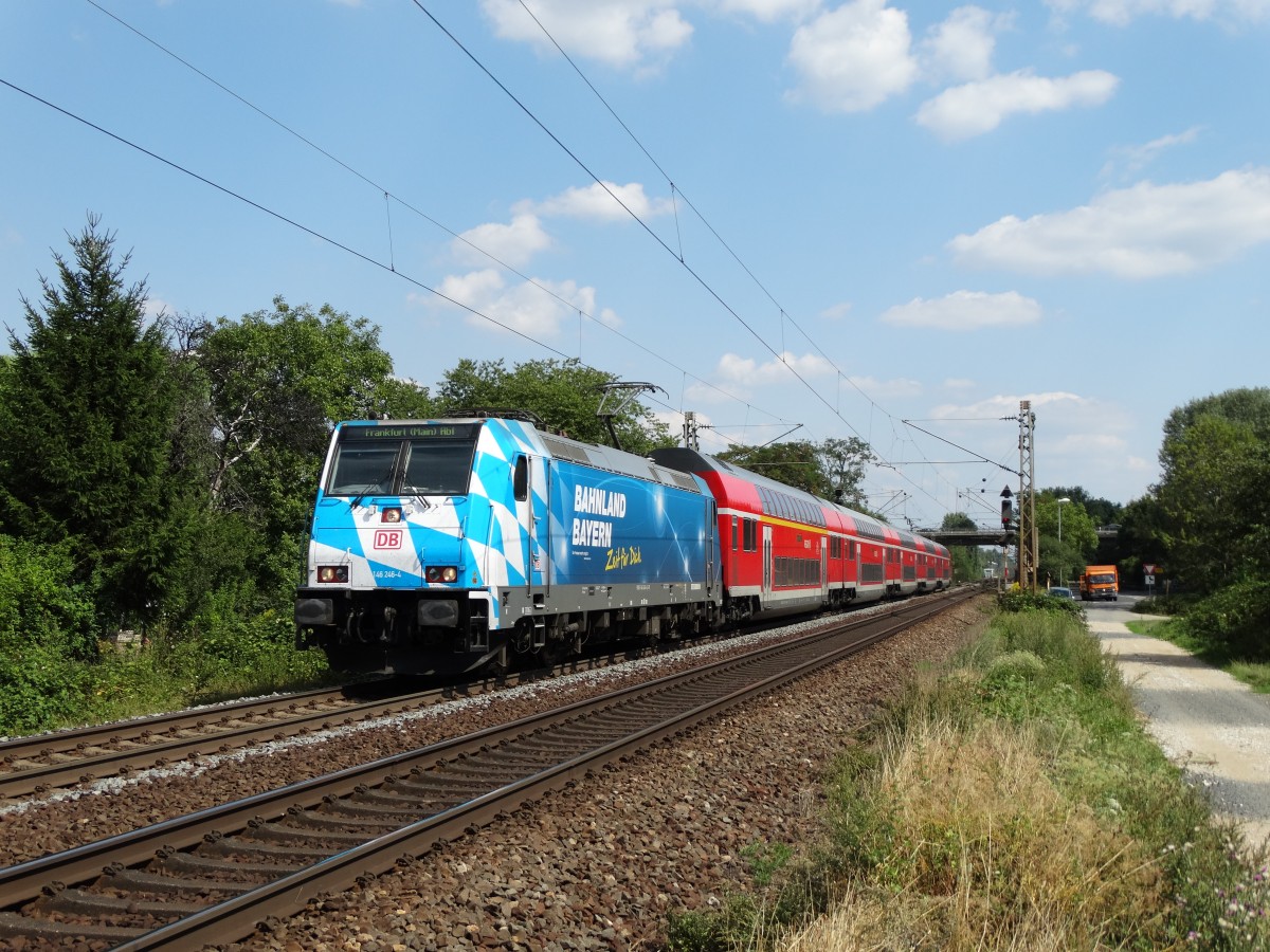 DB Regio Bayern Bahnland Bayern alias Traxxl 146 246-4 mit eine RE nach Frankfurt am
21.08.15 bei Maintal Ost  