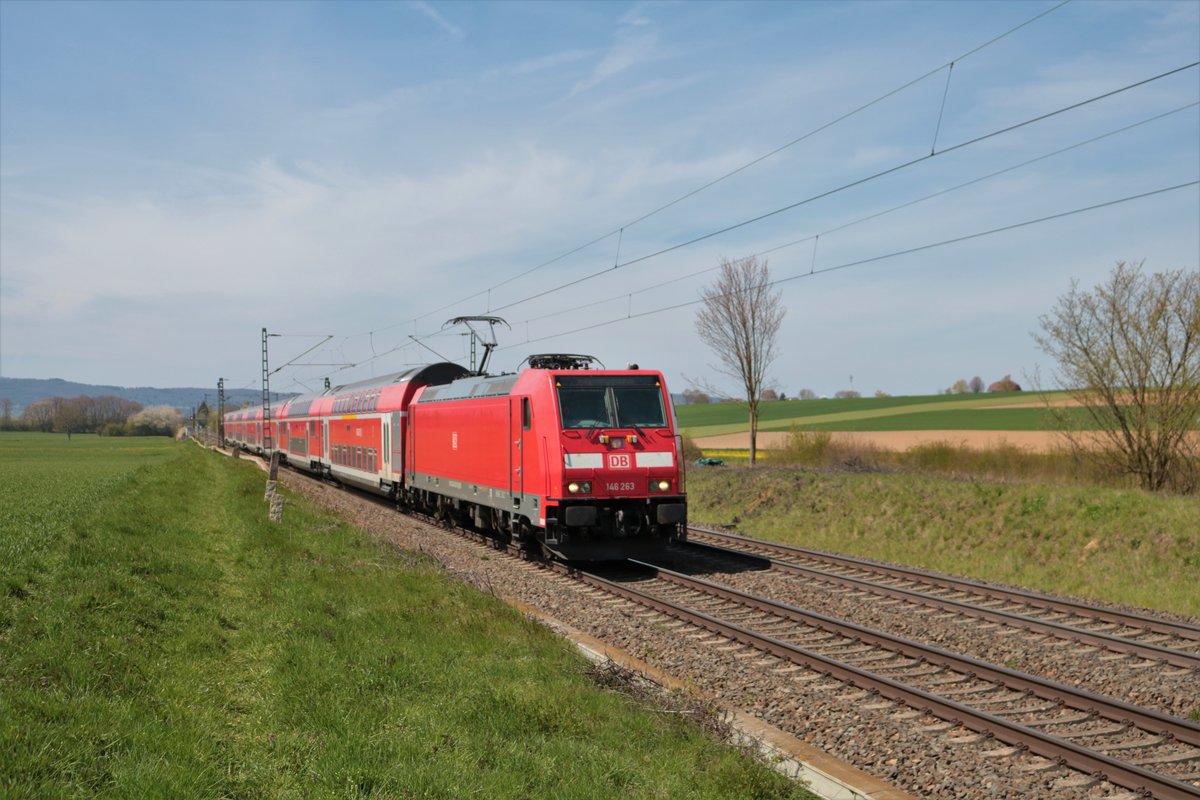 DB Regio Bombardier Traxx 146 263-9 mit dem RE30 nach Frankfurt in Nieder Mörlen am 24.04.21