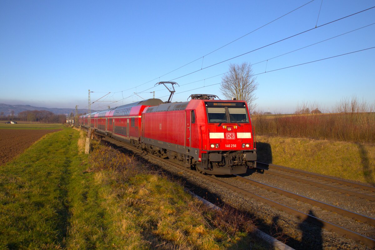 DB Regio Bombardier Traxx 146 256 mit RE30 bei Nieder-Mörlen am 11.01.25