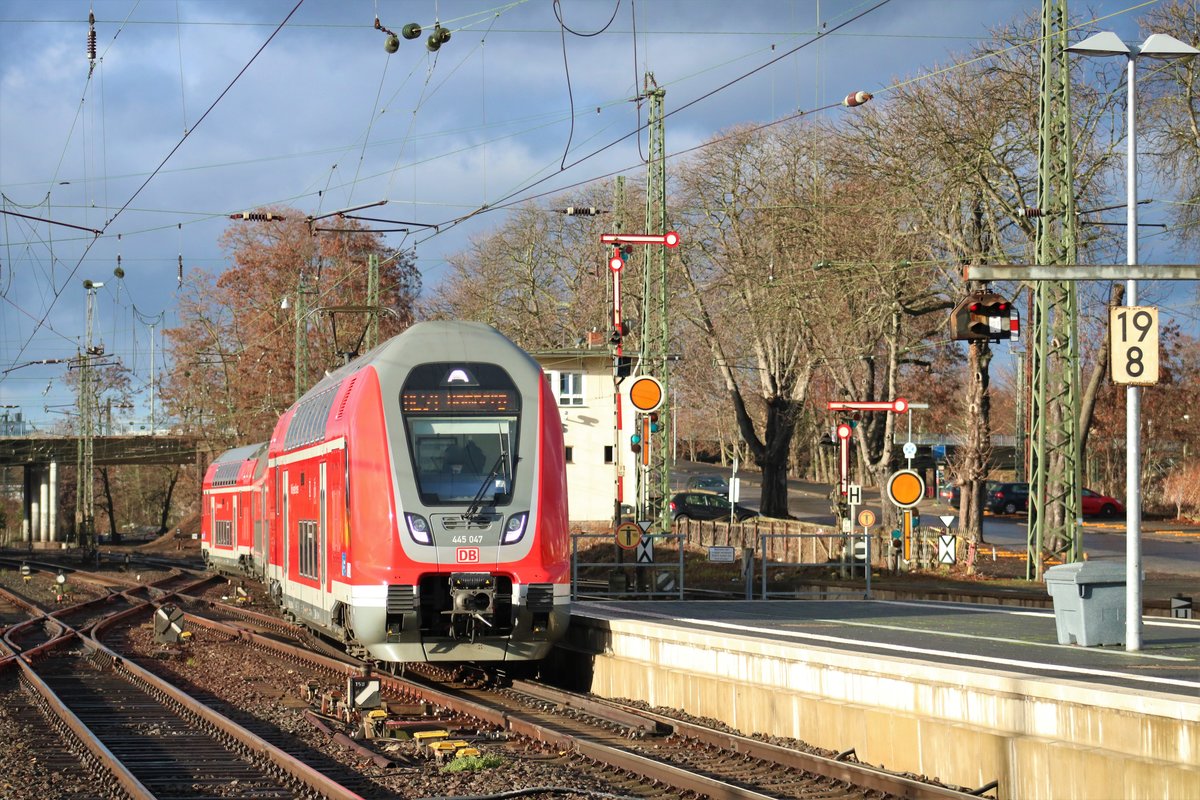 DB Regio Bombardier Twindexx 445 057 als RE55 am 22.12.18 in Hanau Hbf vom Bahnsteig per Telezoom fotografiert