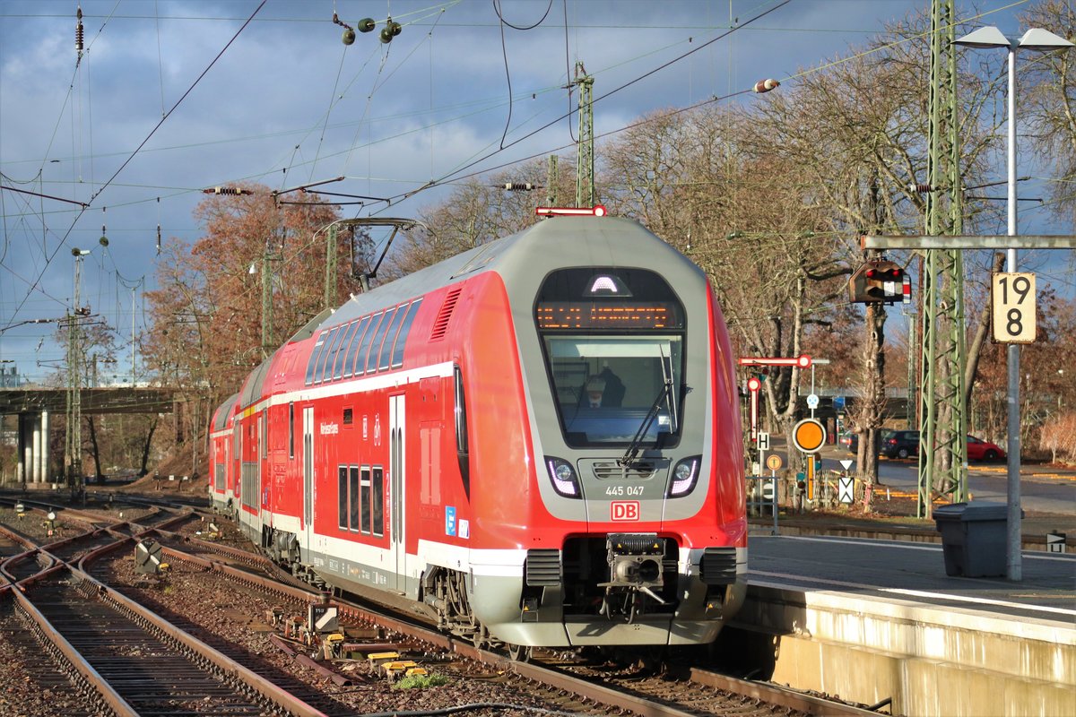 DB Regio Bombardier Twindexx 445 057 als RE55 am 22.12.18 in Hanau Hbf vom Bahnsteig per Telezoom fotografiert