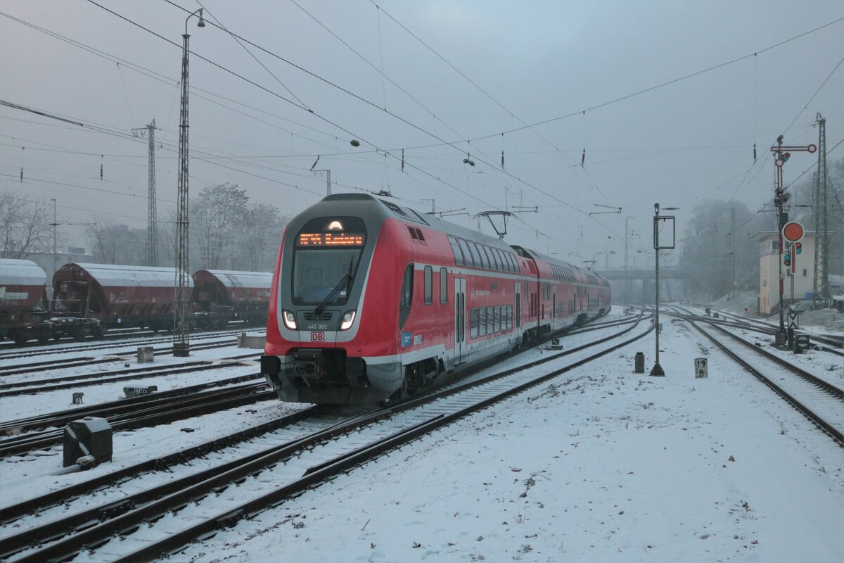DB Regio Bombardier Twindexx 445 065 am 17.12.22 in Hanau Hbf Südseite vom Bahnsteigende aus fotografiert