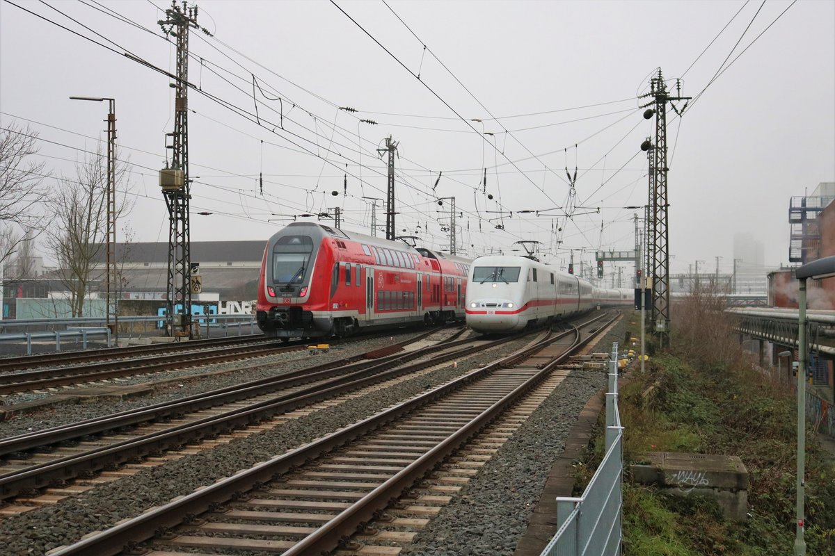 DB Regio Bombardier Twindexx 446 006 und DB Fernverkehr ICE1 401 xxx am 06.01.20 in Frankfurt am Main von einen Gehweg aus fotografiert 