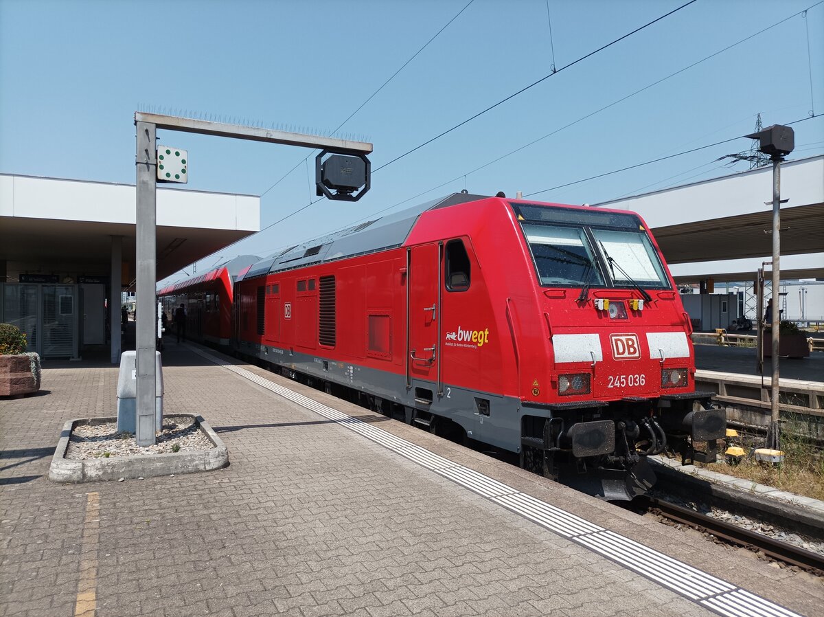 DB Regio BR 245 036 mit dem IRE3 Nach Friedrichshafen Stadt am 19.06.2022 in Basel Badischer Bahnhof Die Lok hängt am Steuerwagen 