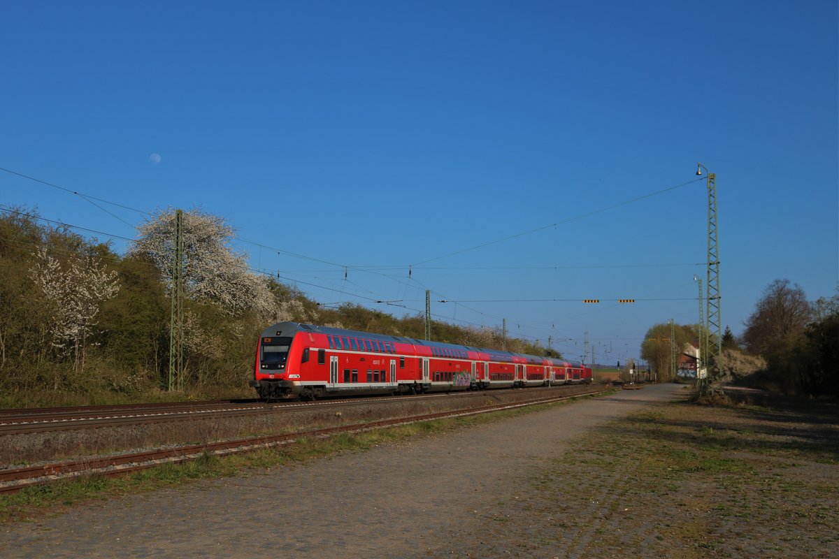 DB Regio Doppelstockwagenzug mit einer 146 am Ende als RE30 nach Kassel am 05.04.20 in Assenheim (Wetterau)