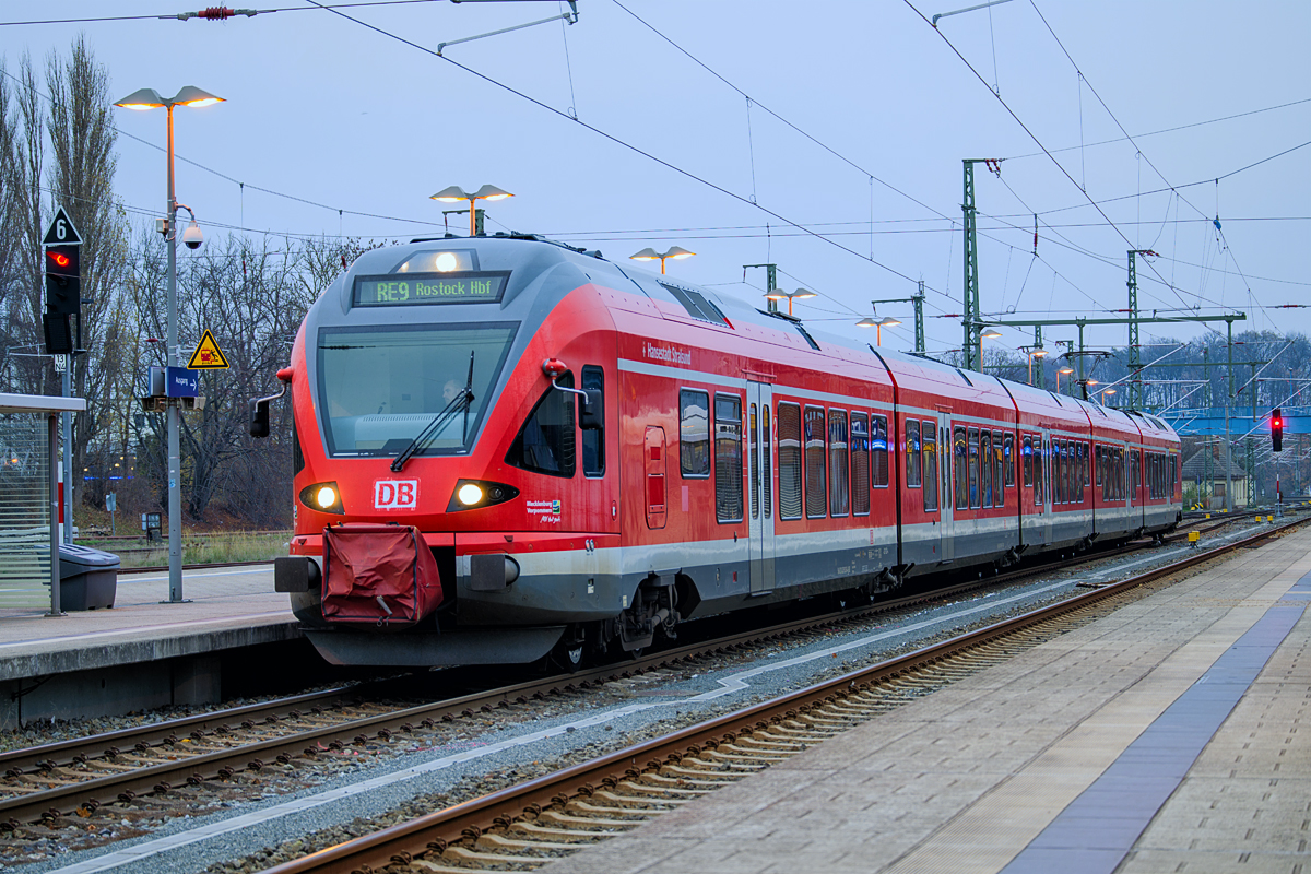 DB Regio FLIRT mit dem Namen HANSESTADT STRALSUND als RE 9 nach Rostock, hier am frühen Abend ausfahrend in Bergen auf Rügen. - 31.10.2018



