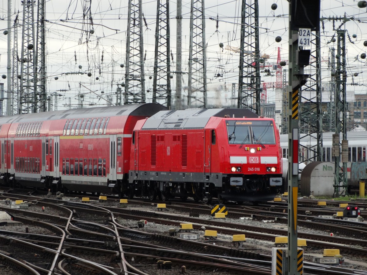 DB Regio Hessen 245 016 erreicht am 23.12.14 Frankfurt am Main Hbf vom Bahnsteig aus fotografiert