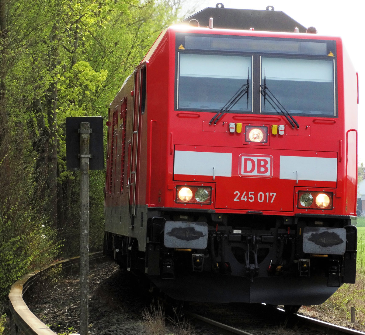 DB Regio Hessen 245 017 mit RE34 am 17.04.16 bei Schöneck auf der Niddertalbahn