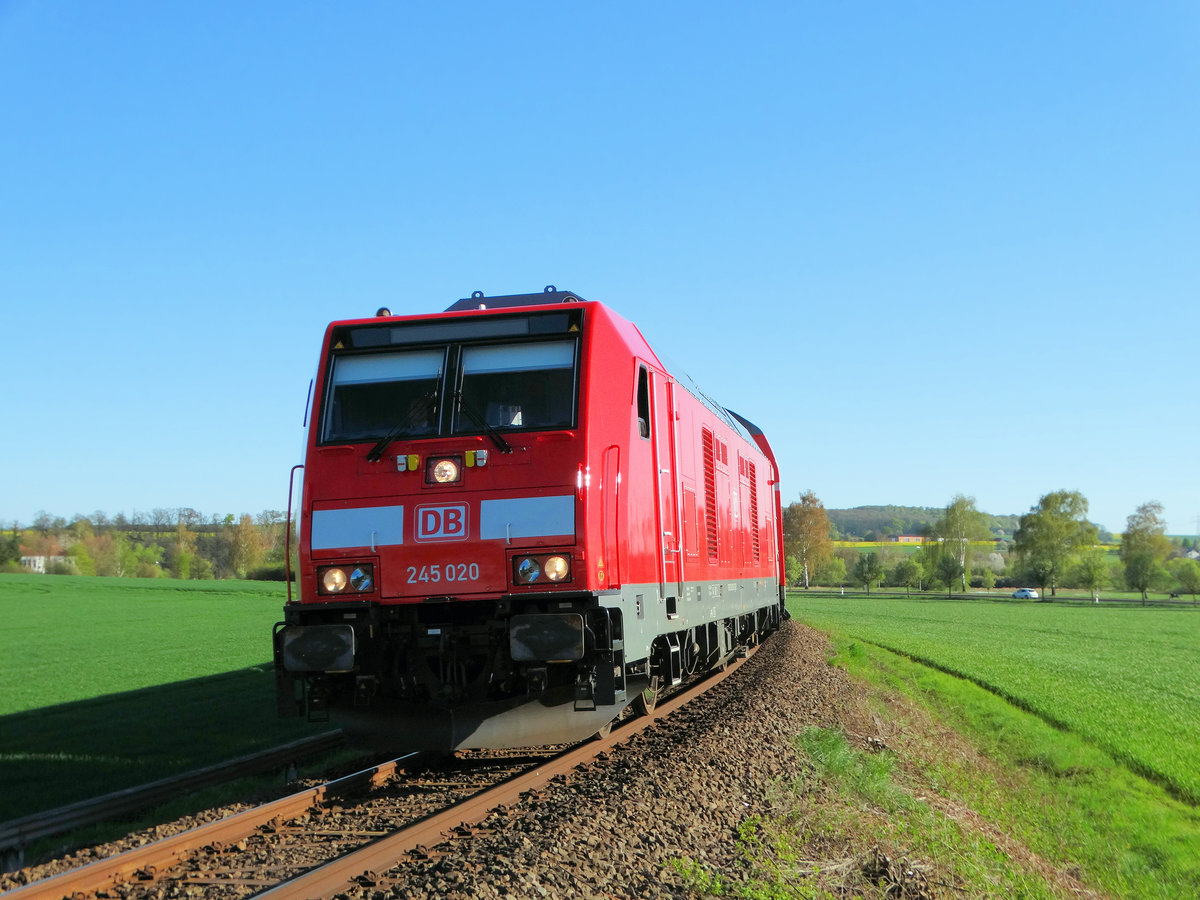 DB Regio Hessen 245 020 mit RE34 am 20.04.16 bei Schöneck auf der Niddertalbahn