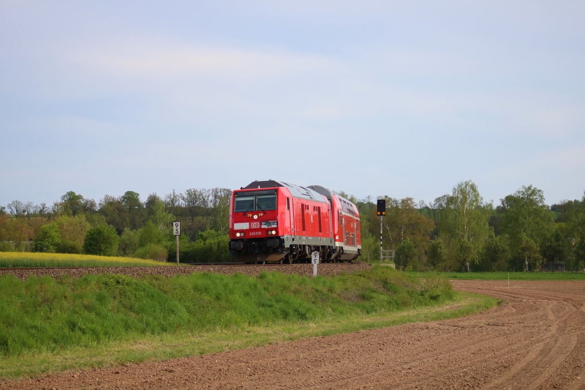 DB Regio Hessen Bombardier Traxx DE 245 018-7 mit einer RB34 am 24.04.19 bei Schöneck Kilianstädten