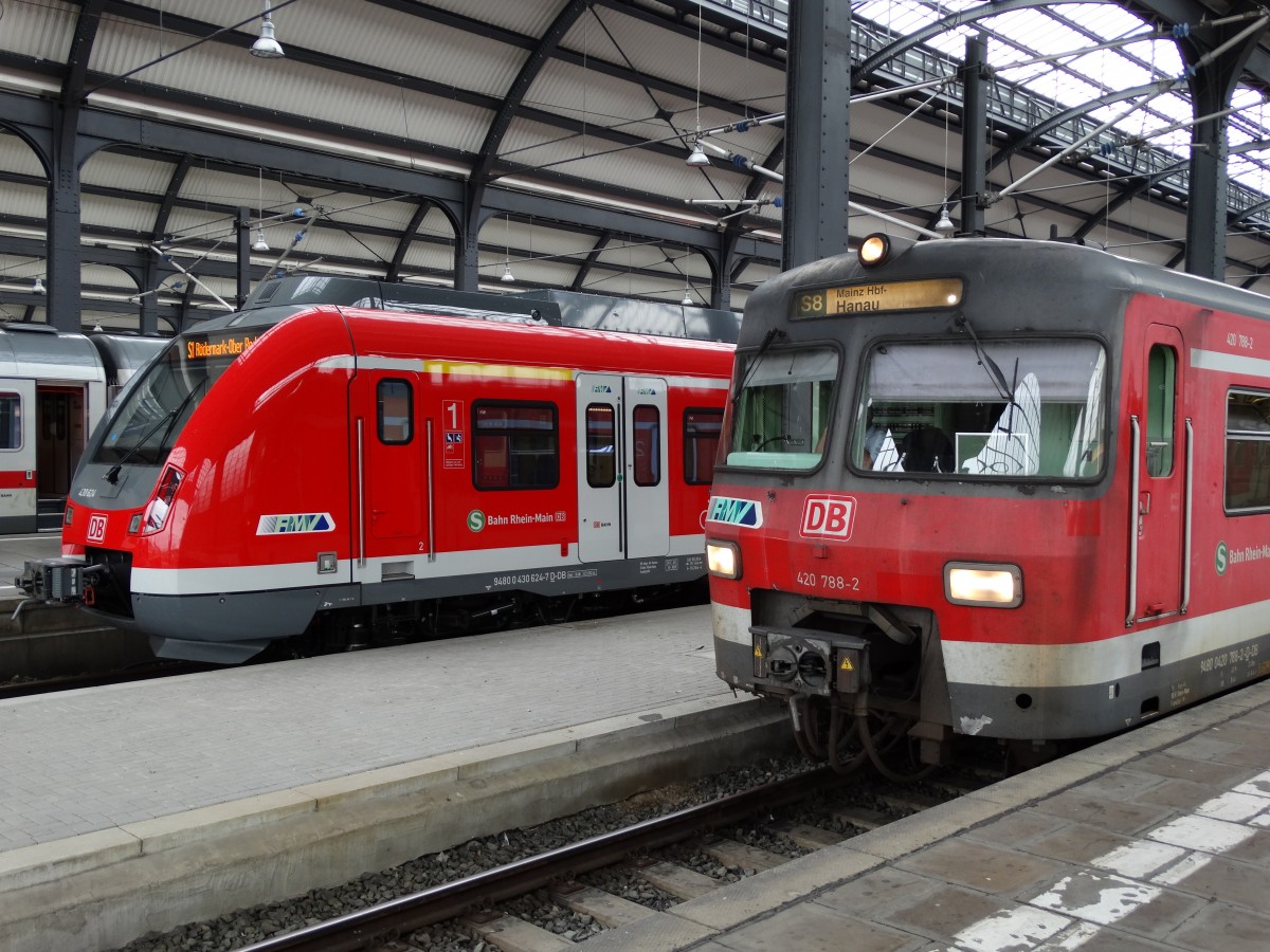 DB Regio Hessen S-Bahn Rhein Main 420 788-2 und 430 624-7 am 30.07.14 in Wiesbaden.In den nächsten Wochen lösen die ET 430 die ET 420 bei der S-Bahn Rhein Main ab. Eine Legende geht dann in Rhein Main Gebiet in Rente so zusagen. 