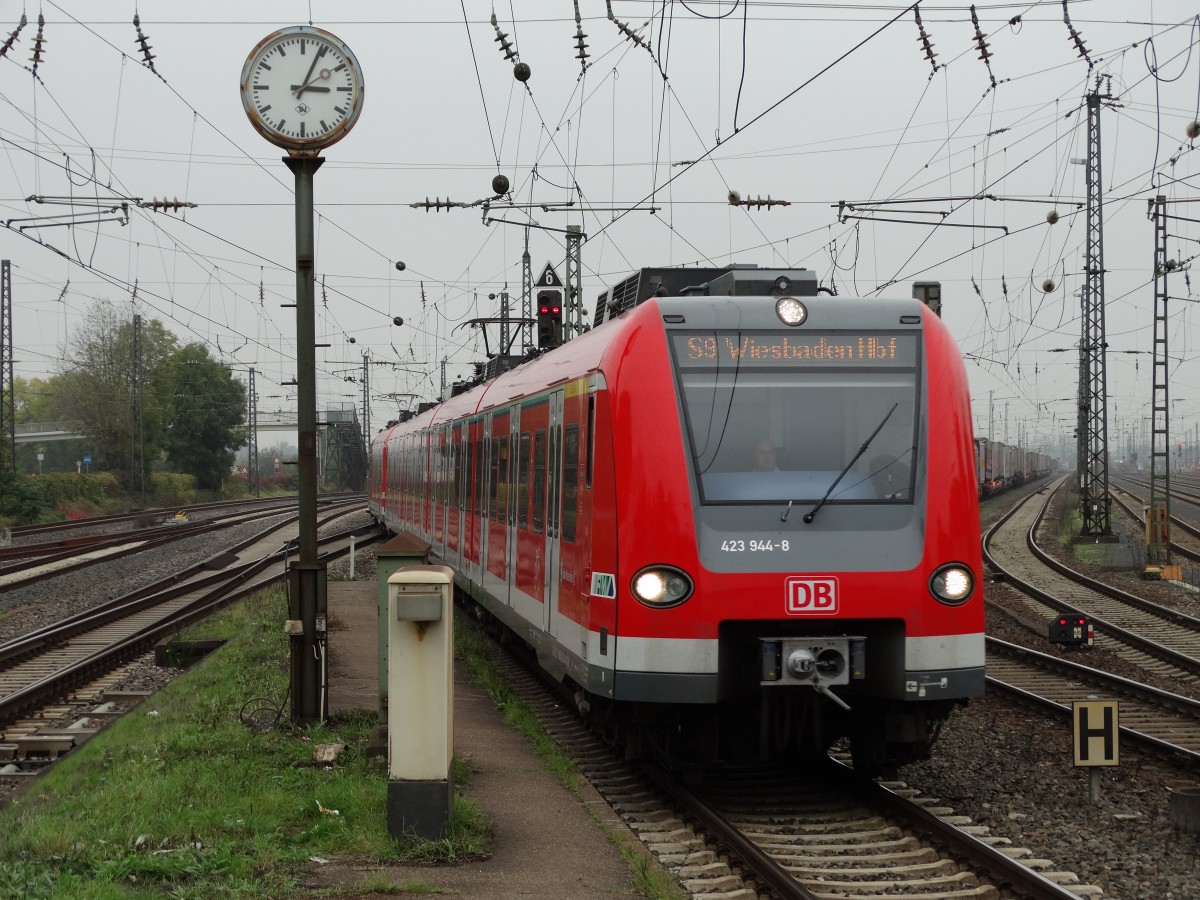 DB Regio Hessen S-Bahn Rhein Main 423 944-8 am 30.10.14 in Mainz Bischofsheim