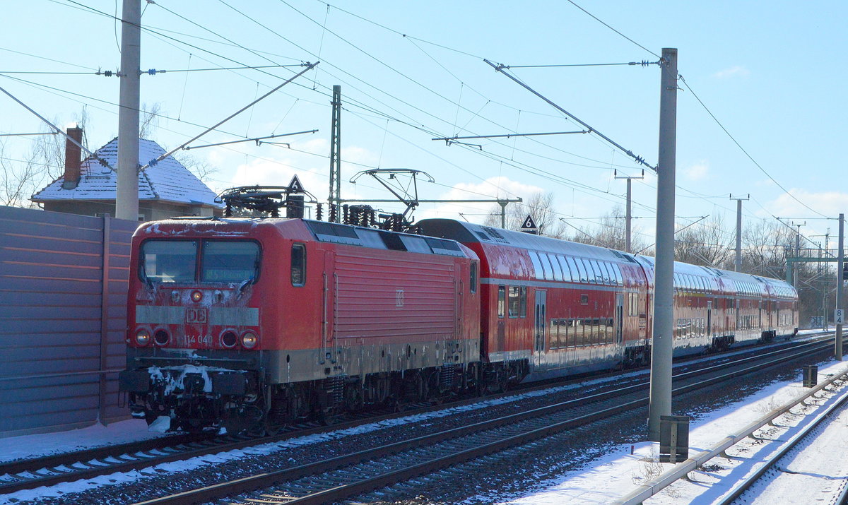 DB Regio mit  114 040  (NVR-Nummer   91 80 6114 040-9 D-DB ) als RE 5 nach Stralsund Hbf am 12.02.21 Berlin Blankenburg.