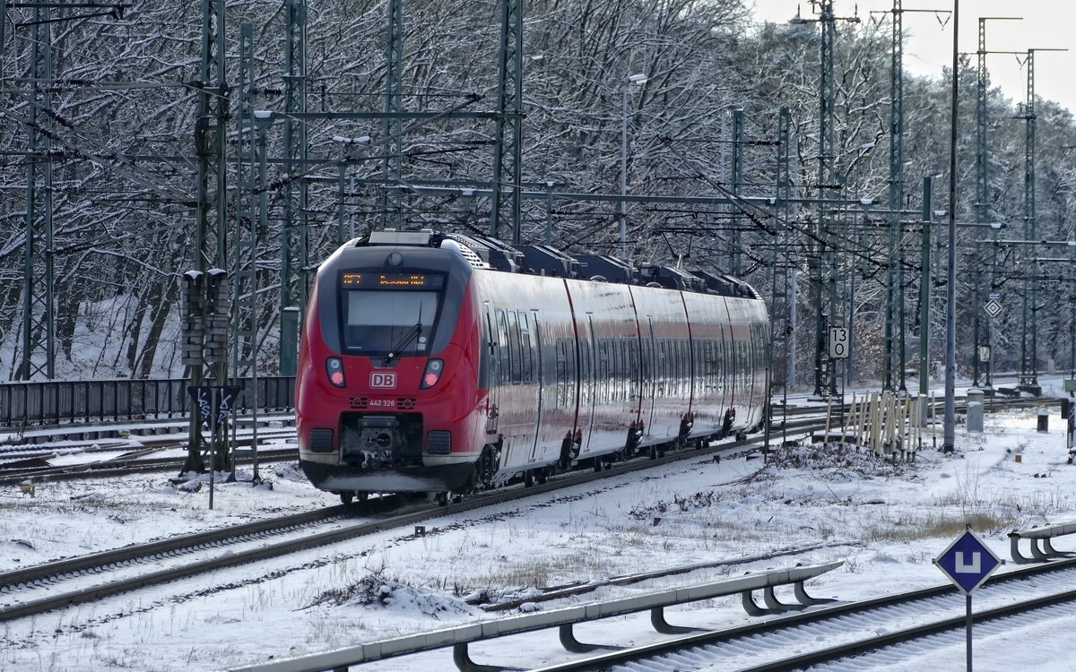 DB Regio mit BR 442 326 & 442 826 Talent 2, als RE7 (3717). Hier,  beim Verlassen des Bahnhofes Wannsee, mit Fahrtziel Dessau Hbf. Berlin-Wannsee im Januar 2020.