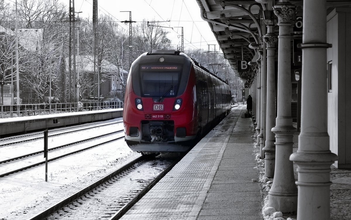 DB Regio mit BR 442 319_ Talent 2, als RE7 (3720), kurz vor seiner Ausfahrt aus Berlin-Wannsee, mit Fahrtziel Wünsdorf-Waldstadt. Bhf. Berlin-Wannsee im Januar 2020.
