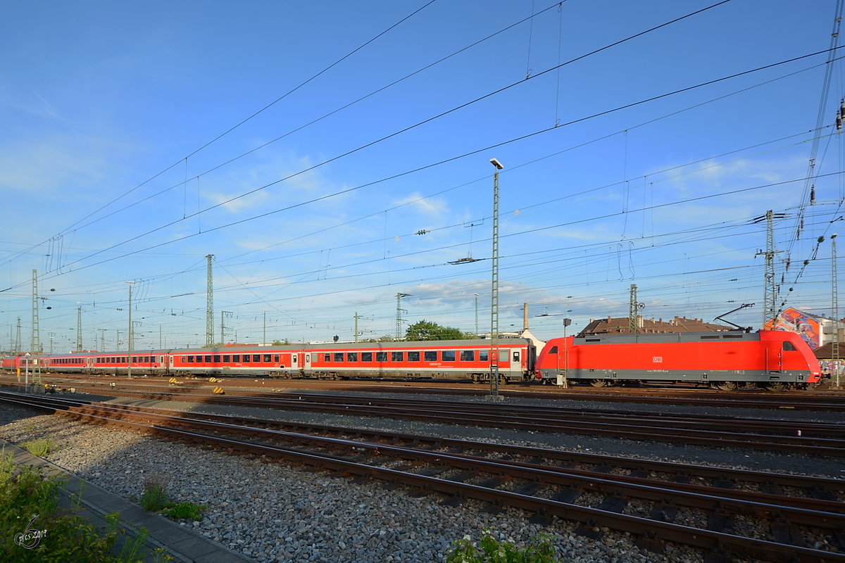 DB Regio mit den Elektrolokomotiven 101 001-6 am vorderen und 101 117-0 am hinteren Ende des Zuges. (Hauptbahnhof Nürnberg, Juni 2019)