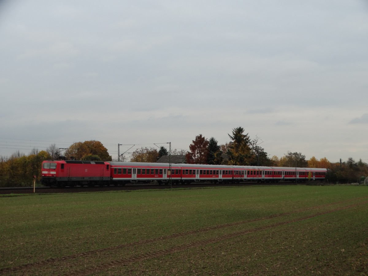 DB Regio N-Wagen Zug mit 143 xxx-x als RB 55 bei Frankfurt Mainkur am 06.11.15