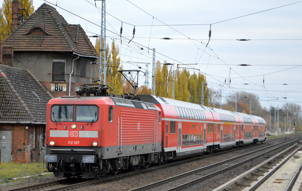 DB Regio Nordost mit der   112 107-8  (NVR-Nummer   91 80 6112 107-8 D-DB ) und dem RE3 nach Stralsund Hbf. am 18.11.20 Bf. Berlin Buch.