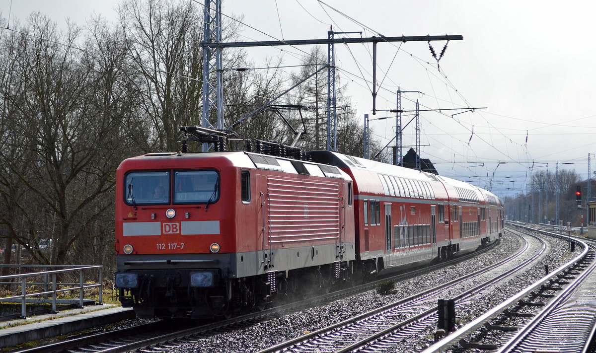 DB Regio Nordost mit  112 117-7  (NVR-Nummer   91 80 6112 117-7 D-DB ) mit dem RE3 nach Stralsund Hbf. am 17.03.21 Berlin Buch.