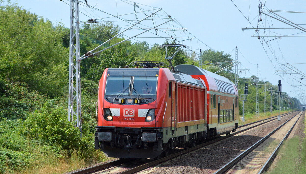 DB Regio Nordost mit  147 009  [NVR-Nummer: 91 80 6147 009-5 D-DB] und Doppelstocksteuerwagen (FEX) auf Dienstfahrt Richtung Bf. Berlin-Lichtenberg am 26.07.21 Durchfahrt Bf. Berlin-Hohenschönhausen. Viele Grüße an den Tf. !!! 
