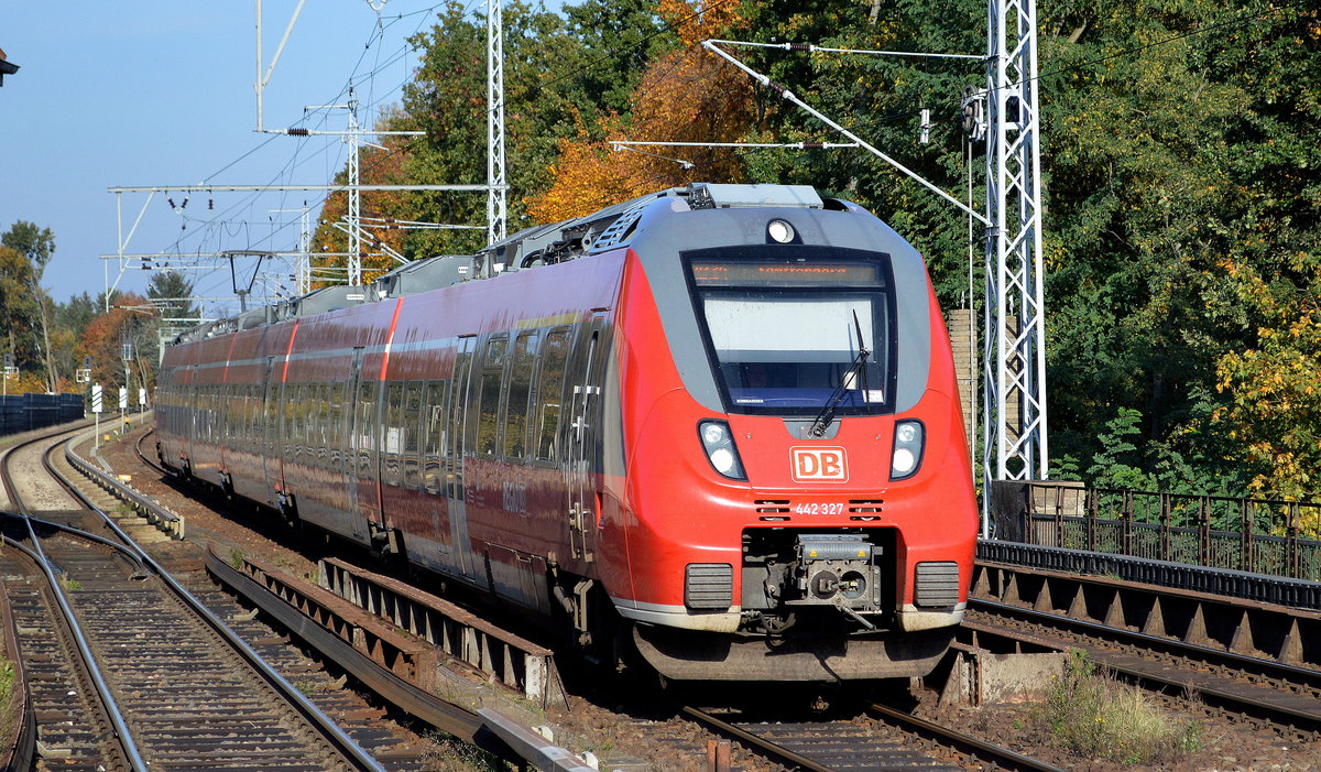 DB Regio Nordost mit dem RE3 Richtung Falkenberg(Elster) mit 442 327 am 15.10.19 in Berlin Buch Richtung Bf. Berlin Gesundbrunnen.