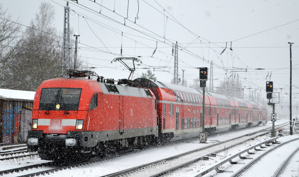 DB Regio Nordost mit dem RE1 nach Frankfurt/Oder mit  182 008  [NVR-Nummer: 91 80 6182 008-3 D-DB] bei winterlichem Wetter am 03.01.21 Berlin Hirschgarten. 