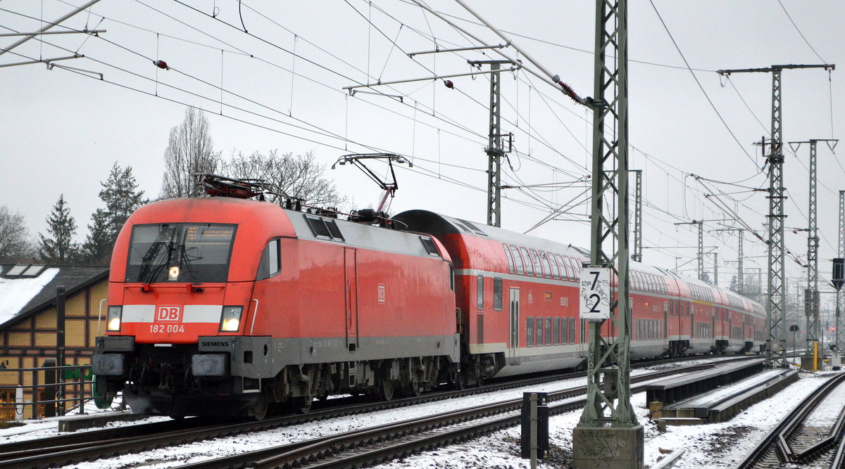 DB Regio Nordost mit dem RE1 nach Frankfurt/Oder mit  182 004  [NVR-Nummer: 91 80 6182 004-2 D-DB] bei winterlichem Wetter am 04.01.21 Berlin Karlshorst.