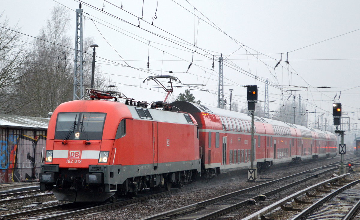 DB Regio Nordost mit dem RE1 nach Frankfurt/Oder mit  182 012  [NVR-Nummer: 91 80 6182 012-5 D-DB] bei winterlichem Wetter am 18.01.21 Berlin Hirschgarten.