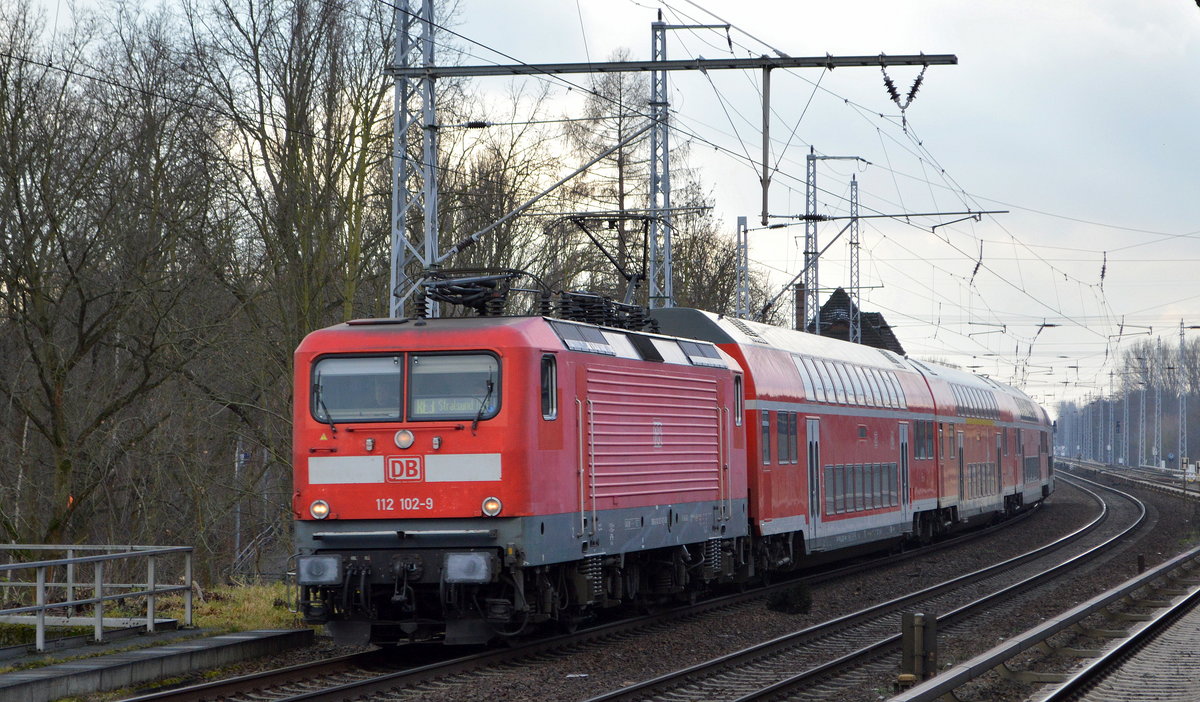 DB Regio Nordost mit dem RE3 nach Stralsund Hbf. mit  112 102-9  (NVR-Nummer   91 80 6112 102-9 D-DB ) am 27.01.21 Berlin Buch.
