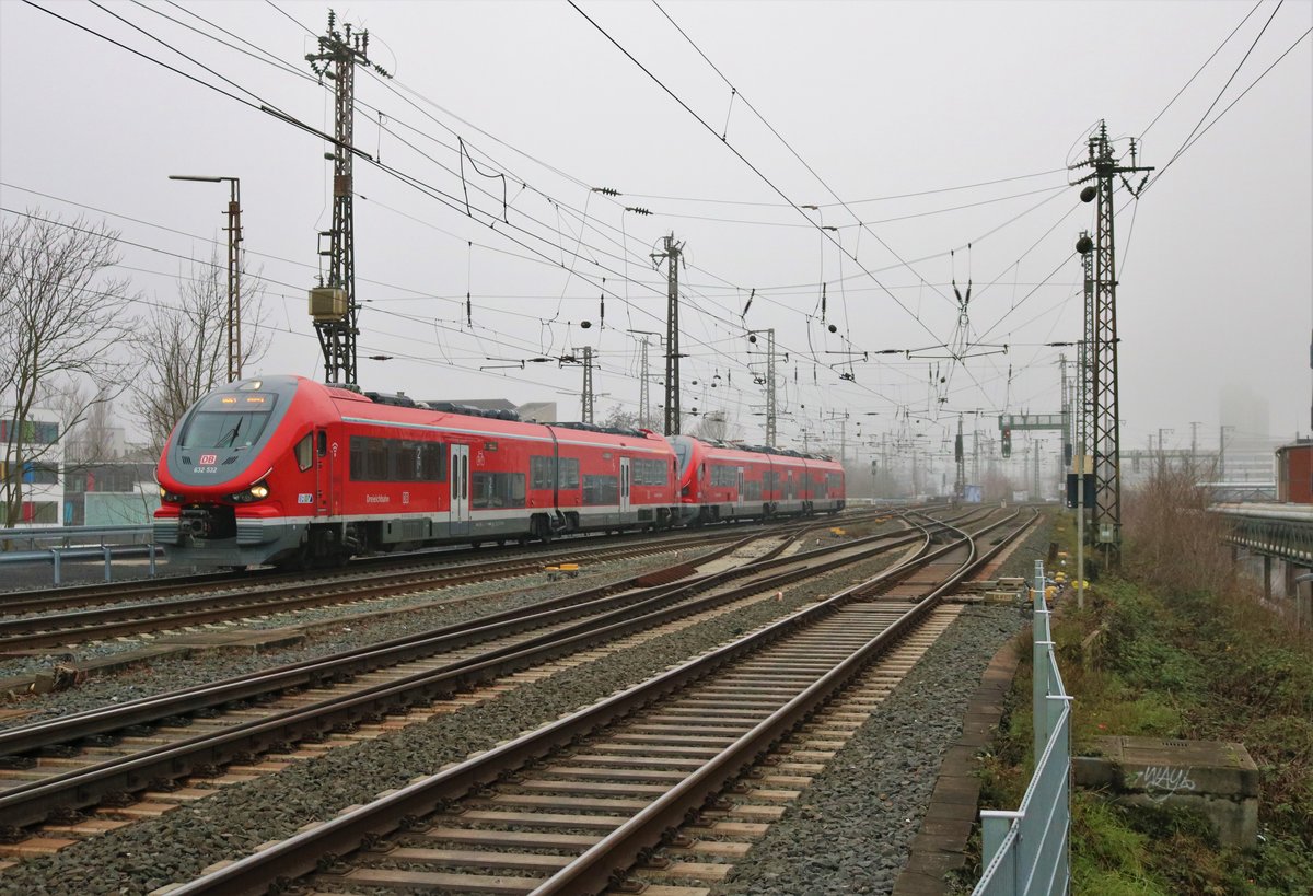 DB Regio PESA link 632 532 und 633 xxx am 06.01.20 in Frankfurt am Main von einen Gehweg aus fotografiert 