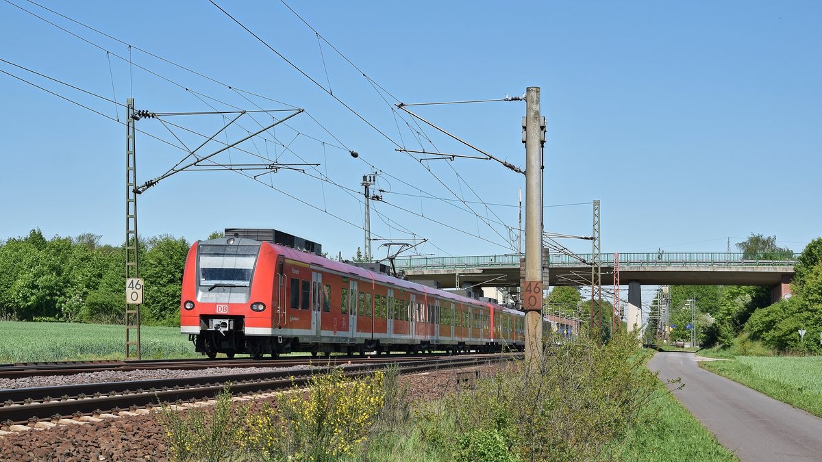 DB Regio (S-Bahn Hannover) 425 275/775  Sarstedt  und 424 XXX/XXX als S 2 Nienburg (Weser) - Hannover-Linden/Fischerhof verlassen nach einem Halt am 07.05.18 den Bahnhof Linsburg.