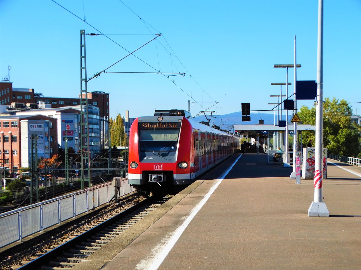 DB Regio S-Bahn Rhein Main 423 909-1 am 14.10.17 in Frankfurt am Main Westbahnhof 