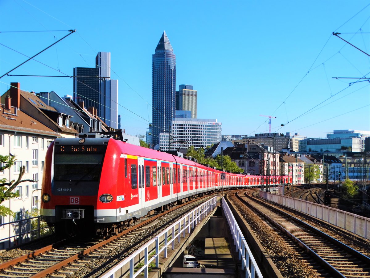 DB Regio S-Bahn Rhein Main 423 444-9 am 14.10.17 in Frankfurt am Main Westbahnhof vom Bahnsteig aus fotografiert