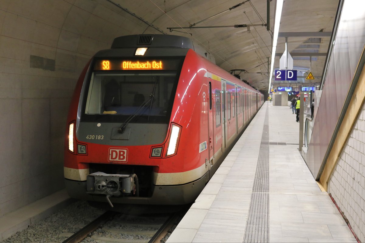 DB Regio S-Bahn Rhein Main 430 183 am 15.12.19 in neuen Haltepunkt Frankfurt Gateway Gardens 