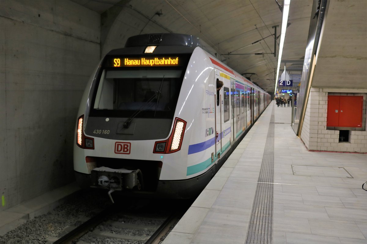 DB Regio S-Bahn Rhein Main 430 160 mit Vollwerbung für die neue Station Gateway Gardens am 15.12.19 in neuen Haltepunkt Frankfurt Gateway Gardens 