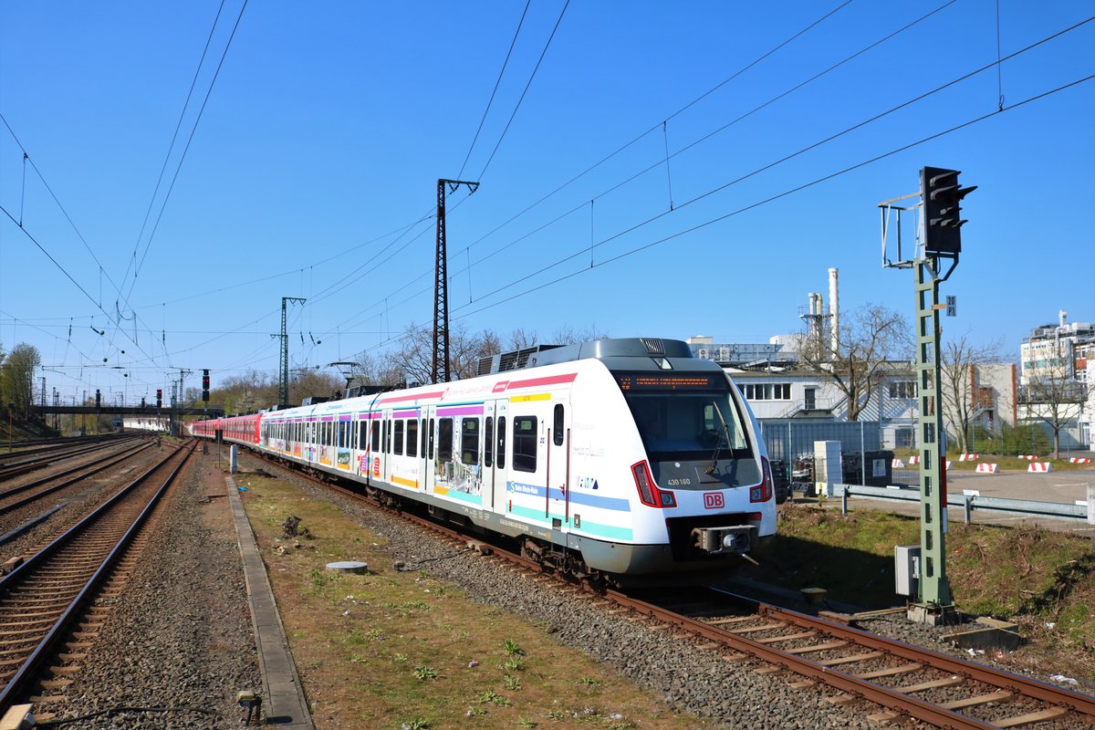 DB Regio S-Bahn Rhein Main 430 160-2 Gateway Gardens Vollwerbung am 04.04.20 in Hanau Hbf als S9 Langzug vom Bahnsteig aus fotografiert 