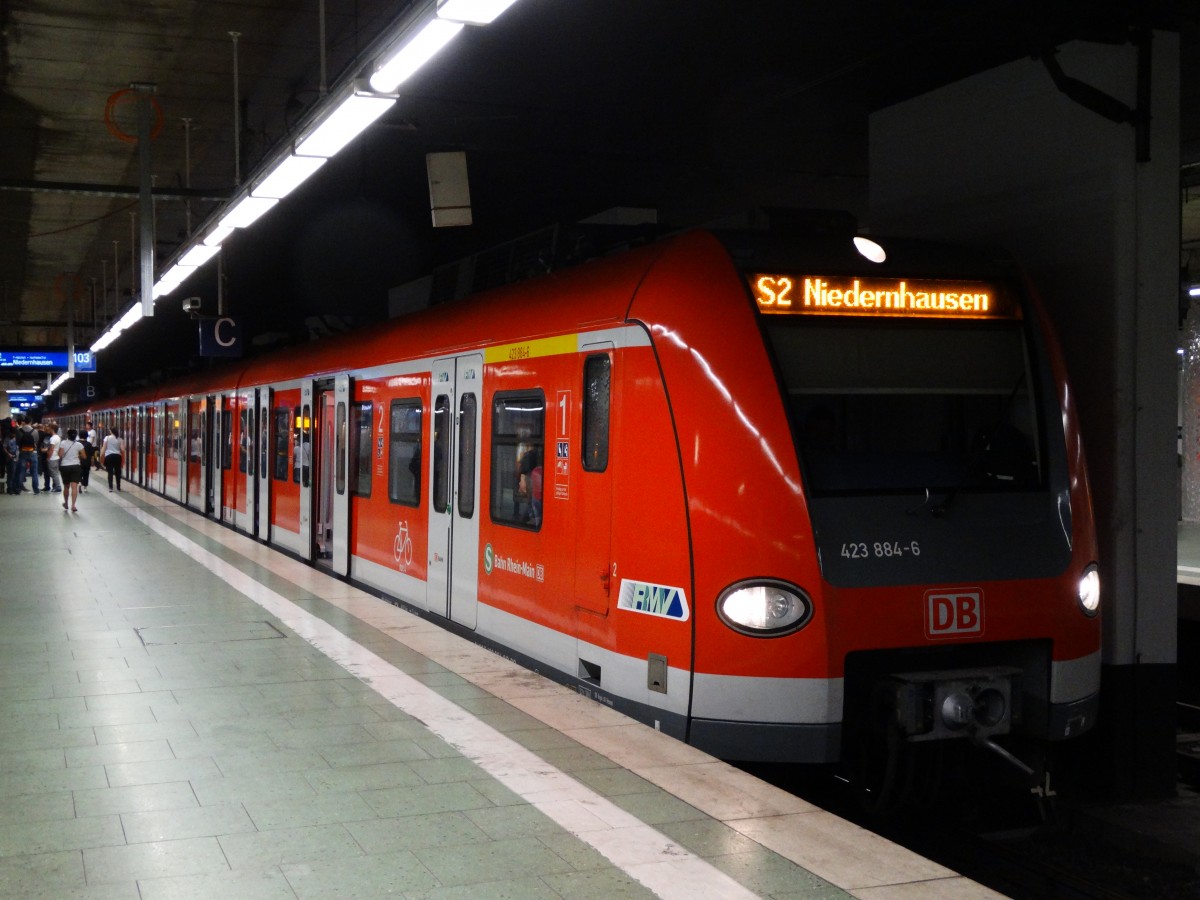 DB Regio S-Bahn Rhein Main 423 884-6 (ReDesign) am 12.07.14 in Frankfurt am Main Hbf Tief
