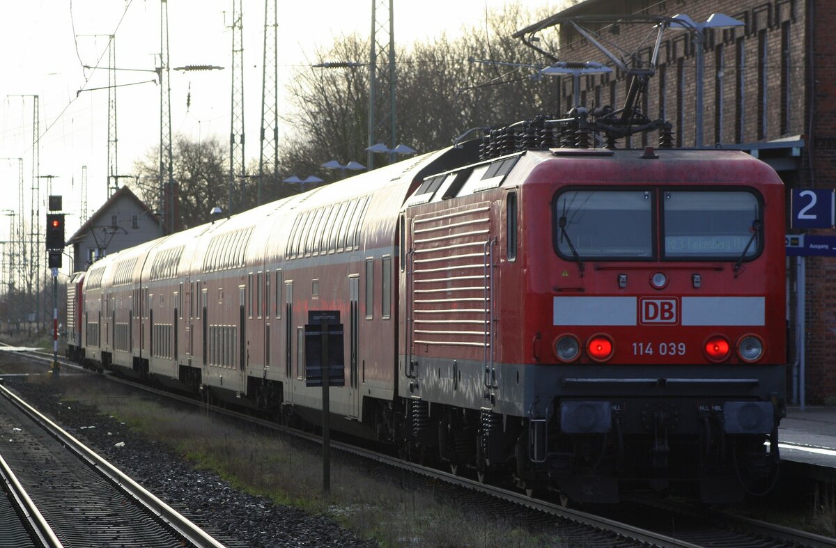 DB Regio-Sandwich | 114 027-6 vor Steuerwagen | hinten 114 039-1 | Februar 2022 🇩🇪 Bf Anklam 