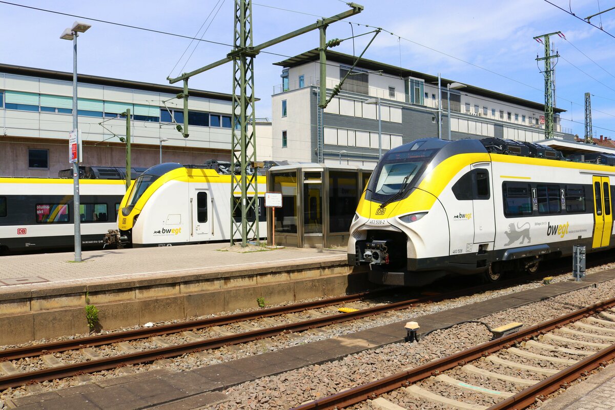 DB Regio Siemens Mireo 463 508-2 und Bombardier Talent2 1442 862 im Bwegt Design am 09.07.23 in Freiburg Hbf