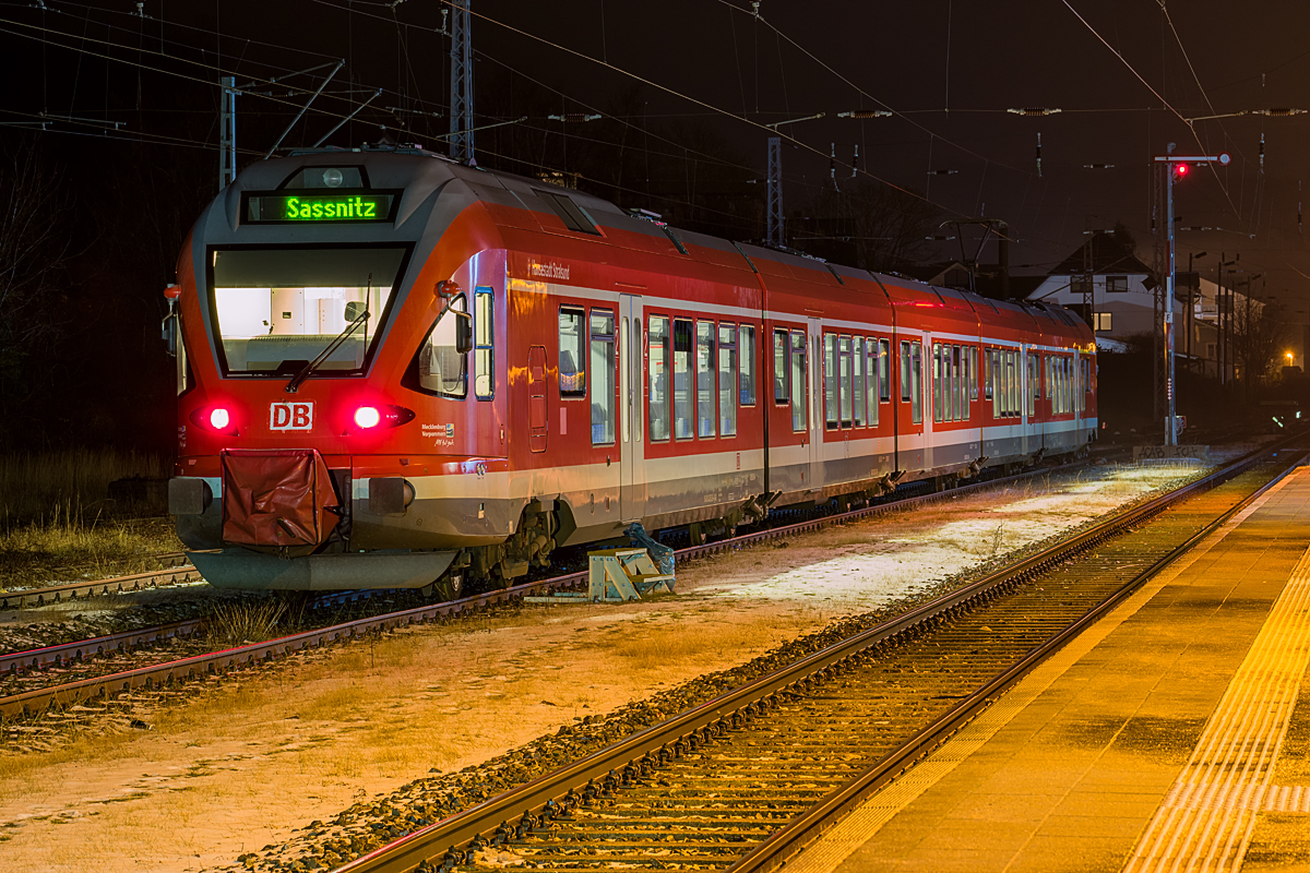 DB Regio Stadler Flirt „Hansestadt Stralsund“ auf Gleis 2 des Bahnhofs Sassnitz . - 24.01.2019
