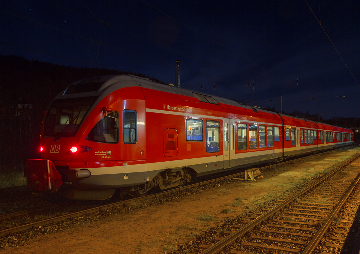 DB Regio Stadler Flirt „Hansestadt Stralsund“ auf Gleis 2 des Bahnhofs Sassnitz abgestellt. Beachtenswert das Treppchen zum Ein- und Ausstieg des Zug- und Reinigungspersonals. - 22.11.2015