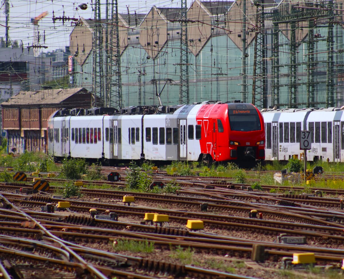 DB Regio Stadler Flirt3 SÜWEX im neuen Design am 11.05.24 in Frankfurt am Main Hbf. Die Fotos wurden per Telezoom vom Bahnsteigende gemacht