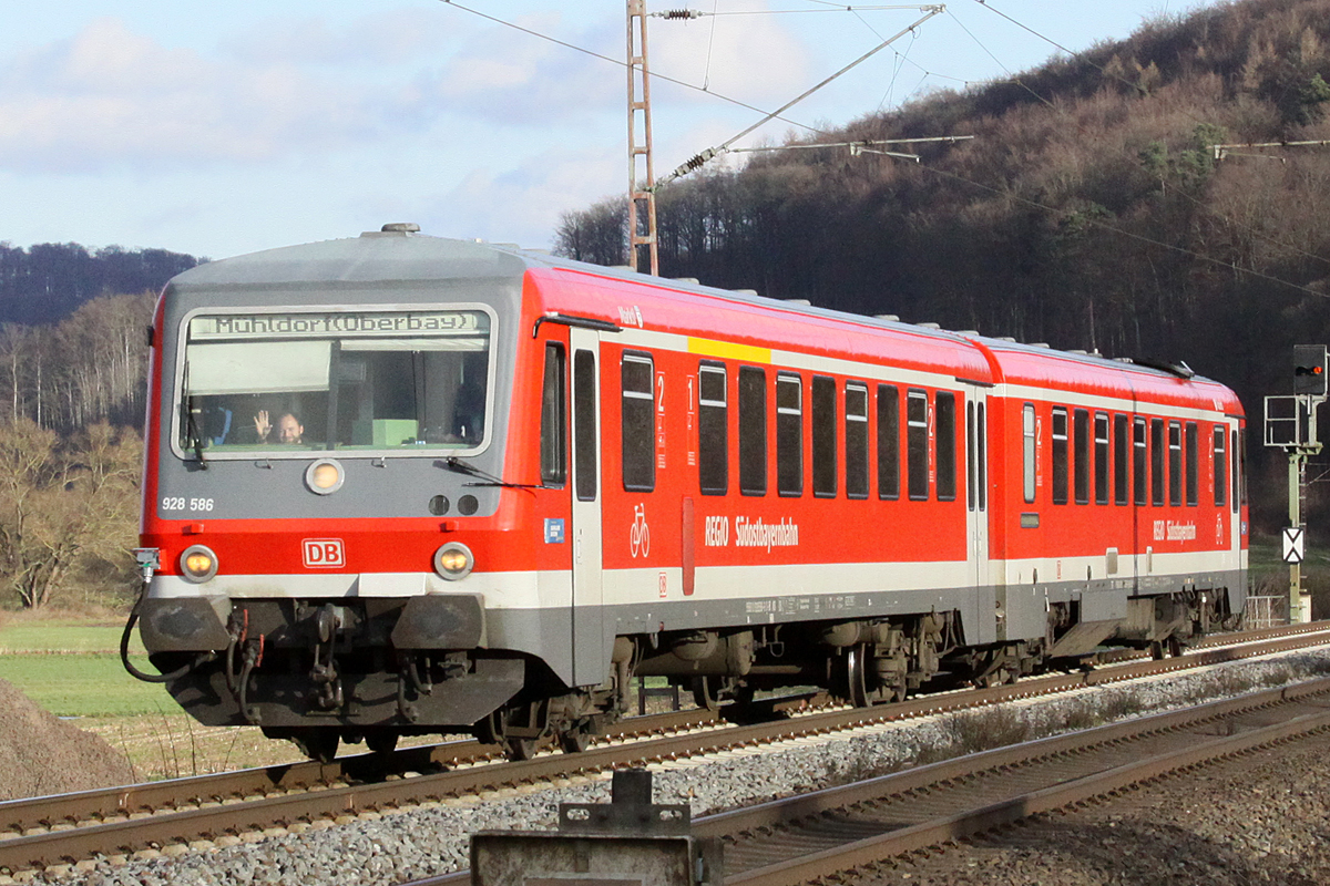 DB Regio Südostbayernbahn 928 586 am 29.12.2017  13:21 nördlich von Salzderhelden am BÜ 75,1 in Richtung Göttingen