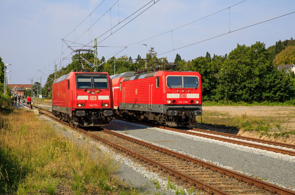 DB Regio war am 17.08.2022 mit 146 274 & 143 248 zu Ausbildungszwecken in Sassnitz. Hier die 146 beim Umlaufen.