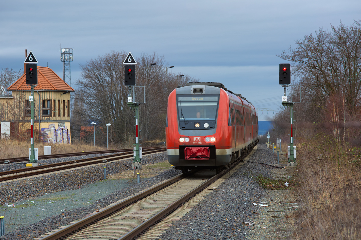 DB RegioSwinger fährt an den Bahnsteig in Wernigerode. - 08.01.2015