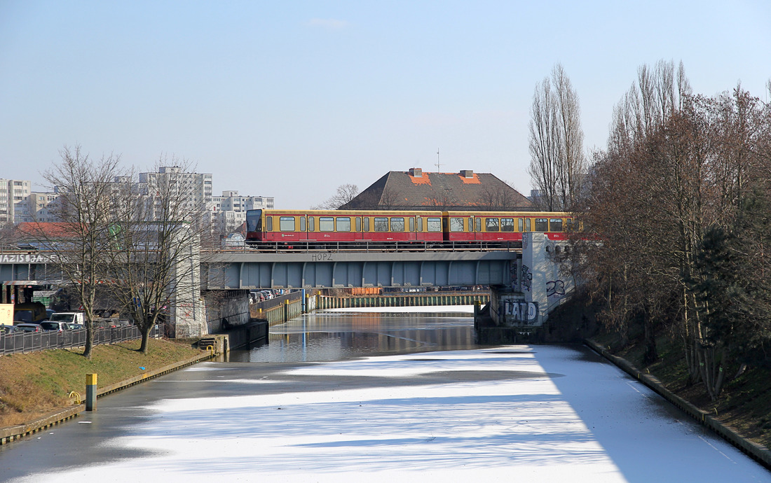 DB (S-Bahn Berlin) 480 xxx // Aufgenommen zwischen den Stationen Berlin Sonnenallee und Berlin Treptower Park. // 28. Februar 2018
