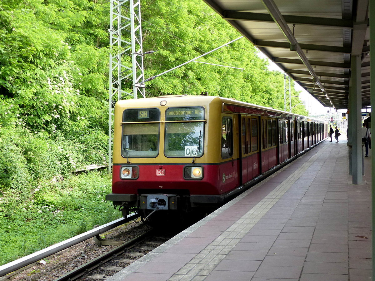 DB S-Bahn Berlin 485 093-9 als S 8069 (S8) zur Landsberger Allee, am 08.06.2017 in Birkenwerder.