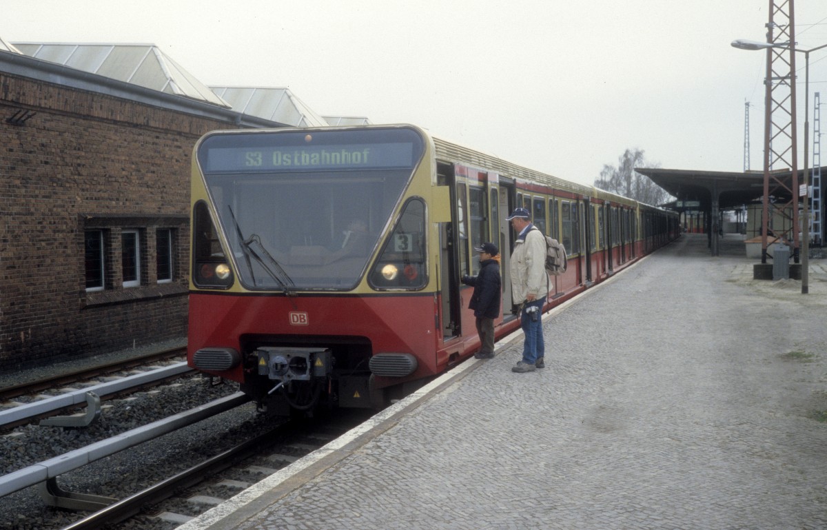 DB S-Bahn Berlin S3 (BR 480) Erkner am 10. April 2006.