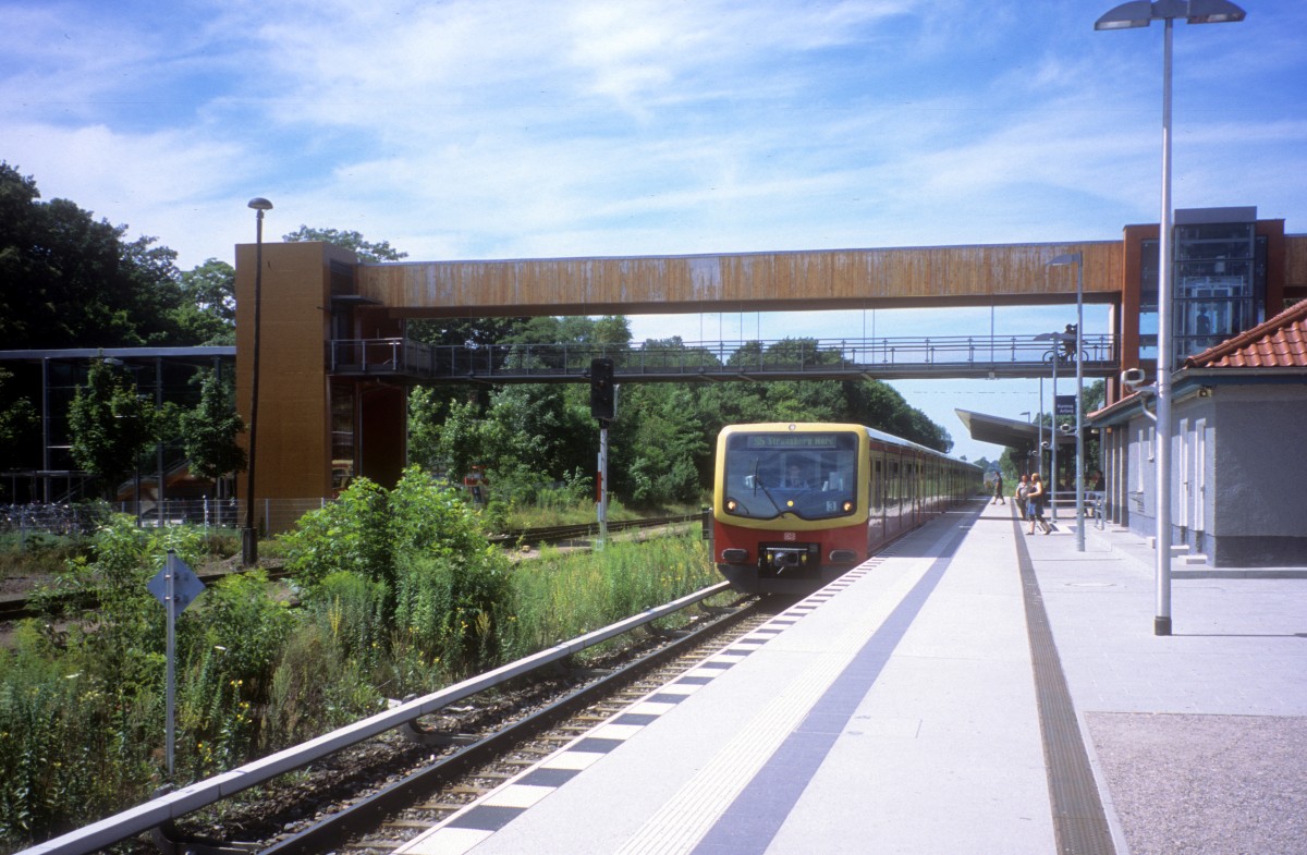 DB S-Bahn Berlin S5 (BR 481/482) Hoppegarten am 24. Juli 2012.